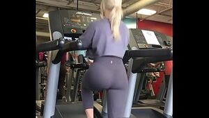 Blonde Chick Shows off Nice Ass in Leggings