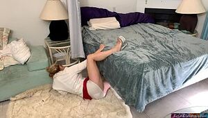 सौतेली माँ गड़बड़ हो जाता है जबकि बिस्तर के नीचे फंस गया - एरिन इलेक्ट्रा